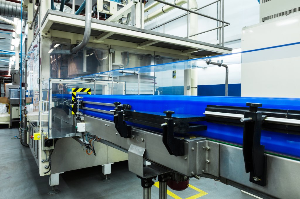 Conveyor With Machine Guard and Guide Rail